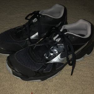 mizuno volleyball shoes (black)